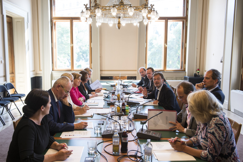 Aussprache. Rechte Tischhälfte von rechts: Österreichische Delegation mit Nationalratsabgeordnete Jessi Lintl (F), Nationalratsabgeordneter Wolfgang Gerstl (V), Nationalratsabgeordneter Johannes Hübner (F) Nationalratsabgeordneter Wolfgang Pirklhuber (G), Nationalratsabgeordneter Hannes Weninger (S) Nationalratsabgeordneter Johann Hechtl (S). Linke Tischhälfte von links: Slowenische Delegation mit Stellvertreterin des slowenischen Botschafters Wien Marjana Prvinsek-Bokal, Franz Trcek, Andreja Pignar Tomanic, Ljudmila Novak, Vojka Sergan, Tamara Gruden-Pecan