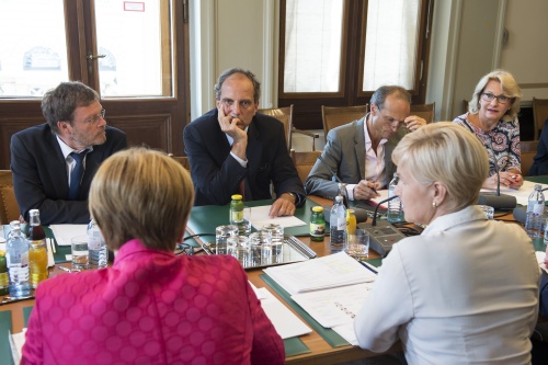 Aussprache. Von rechts: Österreichische Delegation mit Nationalratsabgeordnete Jessi Lintl (F), Nationalratsabgeordneter Wolfgang Gerstl (V), Nationalratsabgeordneter Johannes Hübner (F) Nationalratsabgeordneter Wolfgang Pirklhuber (G)