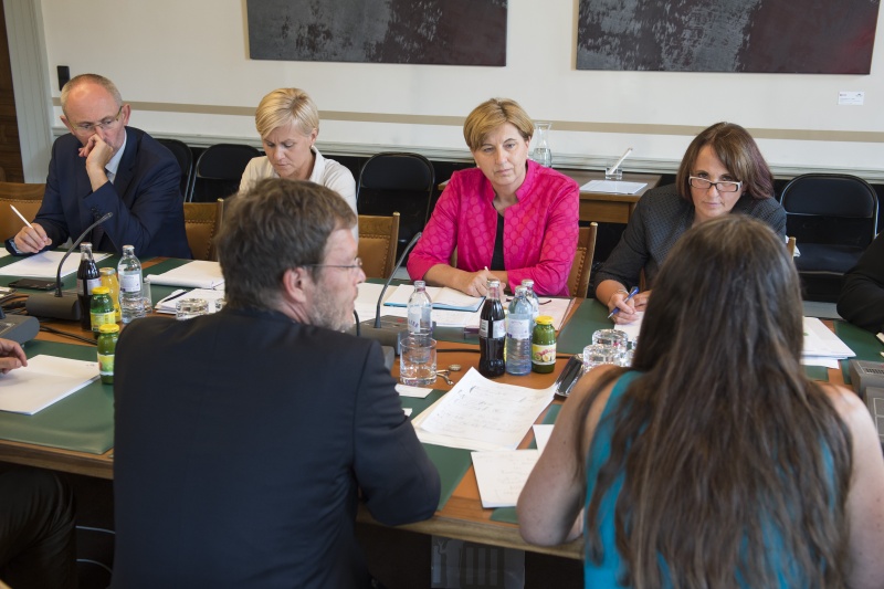 Aussprache. Von links: Slowenische Delegation mit Franz Trcek, Andreja Pignar Tomanic, Ljudmila Novak, Vojka Sergan