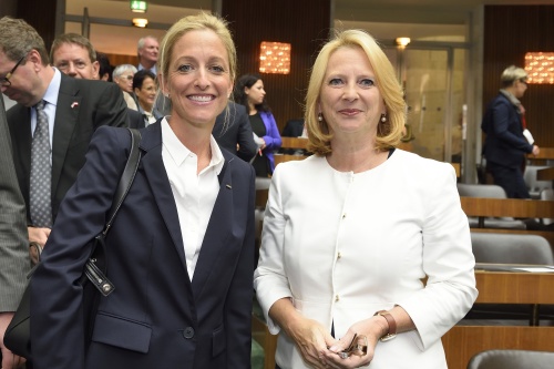 Von rechts: Nationalratspräsidentin Doris Bures (S), Alexa L. Wesner, Botschafterin der USA in Österreich