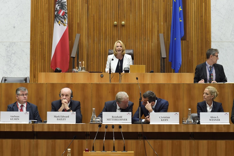 Nationalratspräsidentin Doris Bures (S) bei der Eröffnung der Sitzung. Auf der Regierungsbank von links: Andreas Kumin, Außenmininsterium (BMEIA), Mark Edward Bailey, Botschafter von Kanada in Österreich, Vizekanzler Reinhold Mitterlehner (V), Bundeskanzler Christian Kern (S), Alexa L. Wesner, Botschafterin der USA in Österreich