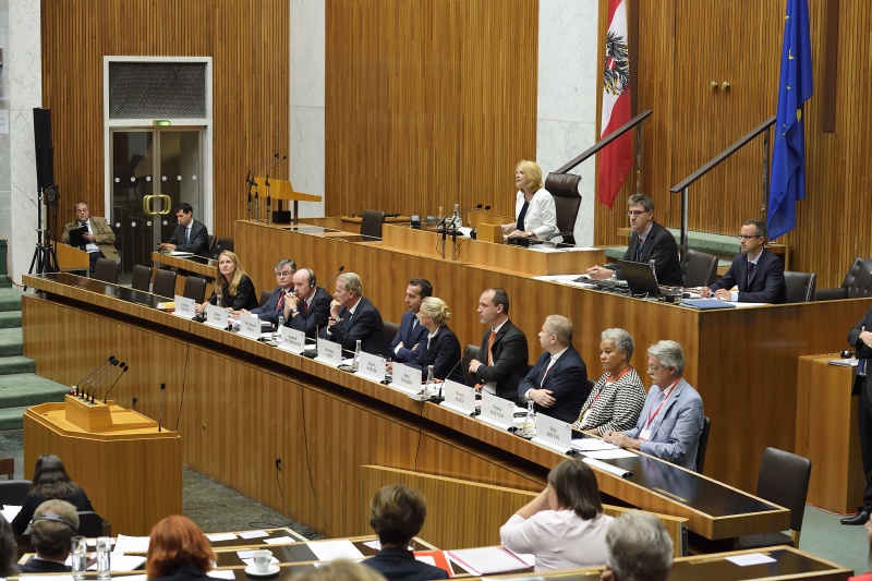 Nationalratspräsidentin Doris Bures (S) bei der Eröffnung der Sitzung. Auf der Regierungsbank von links: Gerlinde Wagner, Recht-, Legislativ- und Wissenschaftlicher Dienst des Parlaments, Andreas Kumin, Außenmininsterium (BMEIA), Mark Edward Bailey, Botschafter von Kanada in Österreich, Vizekanzler Reinhold Mitterlehner (V), Bundeskanzler Christian Kern (S), Alexa L. Wesner, Botschafterin der USA in Österreich, Jörg Wojahn, Europäische Kommission, Werner Raza, ÖFSE, Verena Madner, WU-Wien, Fritz Breuss, WIFO