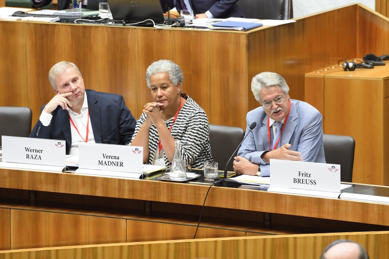 Auf der Regierungsbank von links: Werner Raza, ÖFSE, Verena Madner, WU-Wien, Fritz Breuss, WIFO