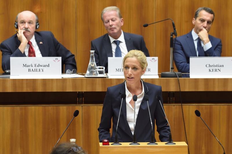 Botschafterin der USA in Österreich Alexa L. Wesner am Wort.  Auf der Regierungsbank von links: Mark Edward Bailey, Botschafter von Kanada in Österreich, Vizekanzler Reinhold Mitterlehner (V), Bundeskanzler Christian Kern (S)