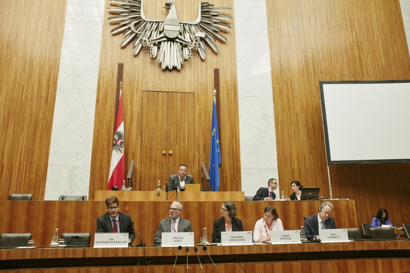 Vorsitzführung durch Nationalratsabgeordneten Hannes Weninger (S). Auf der Regierungsbank von links: Jan Kleinheisterkamp,London School of Economics, Michael Löwy, Industriellenvereinigung,  Alexandra Strickner, attac,  Angela Pfister, ÖGB, kanadischer Chefverhandler für CETA Steve Verheul