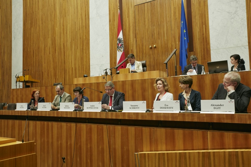 Vorsitzführung durch Nationalratabgeordnenten Werner Kogler (G); von links: Irmi Salzer, TTIP Stoppen Platform, Josef Plank, Landwirtschaftskammer, Stellvertretende Generaldirektorin der Europäischen Kommission DG Trade Sabine Weyand, Landwirtschaftsminister Andrä Rupprechter (V), Susanne Schrott, Wirtschaftskammer Österreich, Éva Dessewffy, Bundesarbeitskammer, Alexander Egit, Greenpeace