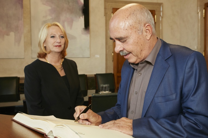 Friedensnobelpreisträger 2015 Abdessattar Ben Moussa beim Eintrag in das Gästebuch. Im Hintergrund Nationalratspräsidentin Doris Bures (S)