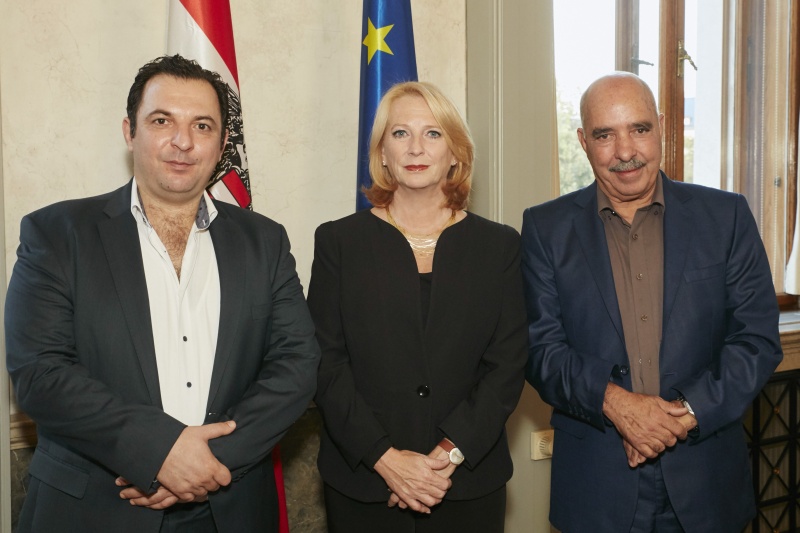 von links: President des syrischen Center for Media and Freedom of Expression Mazen Darwish, Nationalratspräsidentin Doris Bures (S), Friedensnobelpreisträger 2015 Abdessattar Ben Moussa