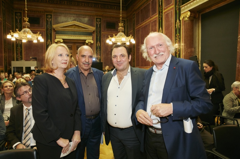 von links: Nationalratspräsidentin Doris Bures (S), Friedensnobelpreisträger 2015 Abdessattar Ben Moussa, President des syrischen Center for Media and Freedom of Expression Mazen Darwish, Organisator des Alfred Fried Photography Award Lois Lammerhuber