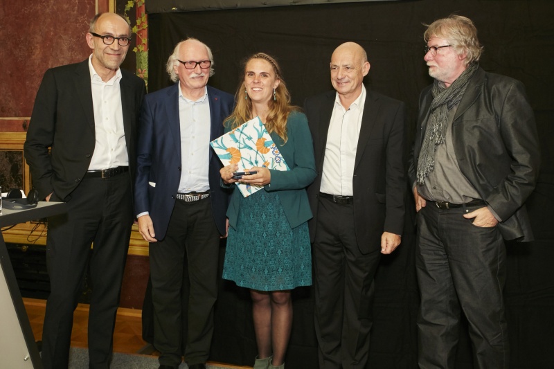 Von links: Jurymitglied Peter-Matthias Gaede, Organisator des Alfred Fried Photography Award Lois Lammerhuber, Gewinnerin Helena Schätzle, Pascal Maitre, Vorsitzender der Jury des Alfred Fried Photography Award 2016 Rolf Nobel