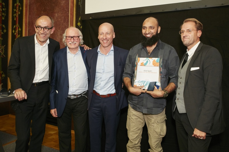 Von links: Jurymitglied Peter-Matthias Gaede, Organisator des Alfred Fried Photography Award Lois Lammerhuber, Hansjörg Hosp Megaboard, Gewinner  Altaf Qadri, Gregor Auemhammer der Standard
