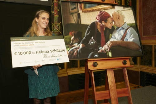 Gewinnerin Helena Schätzle vor Freidensfoto 2016