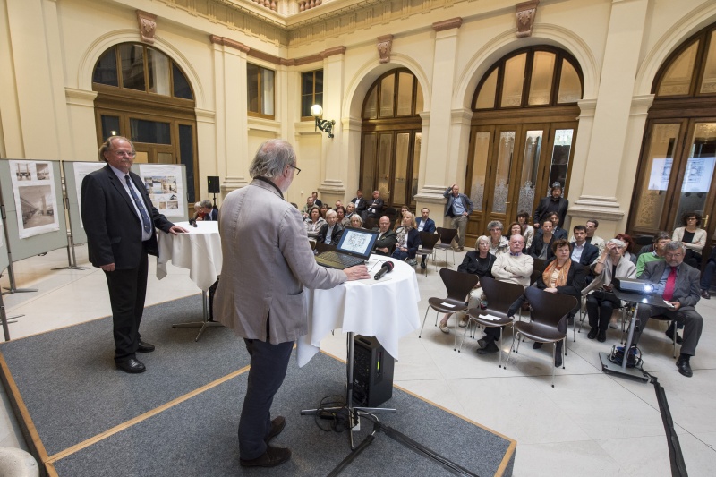 Am Podium von rechts: Architekt András Pálffy, Ziviltechniker Ortfried Friedreich