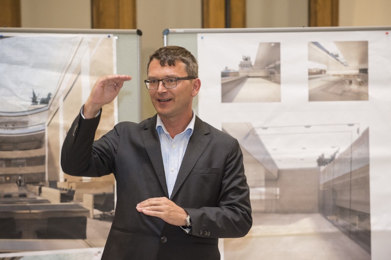 Erich Schöfbeck vor Architekturvisualisierungen