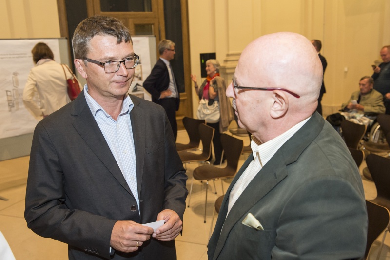 Erich Schöfbeck im Gespräch mit einem Veranstaltungsteilnehmer