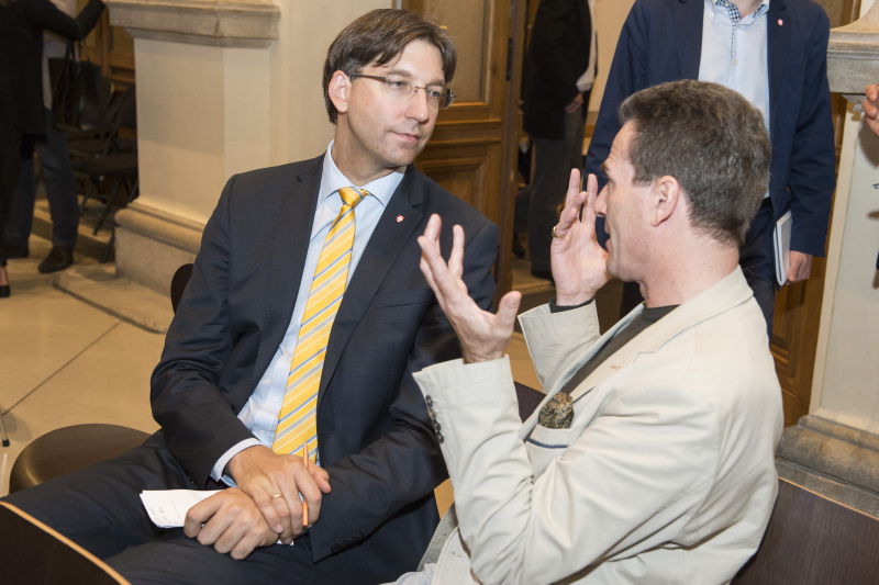 Bezirksvorsteher Innere Stadt Markus Figl im Gespräch mit einem Veranstaltungsteilnehmer