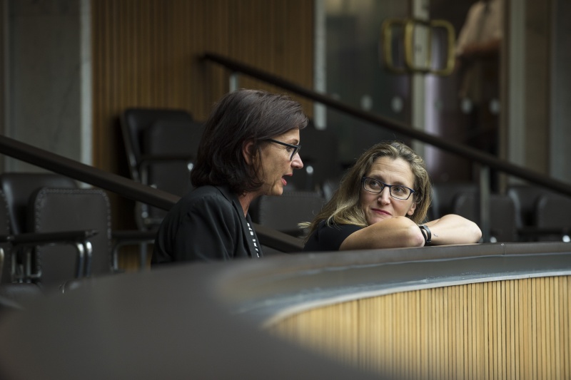 Chrystia Freeland (rechts) in der Präsidentenloge im Nationalratssitzungssaal