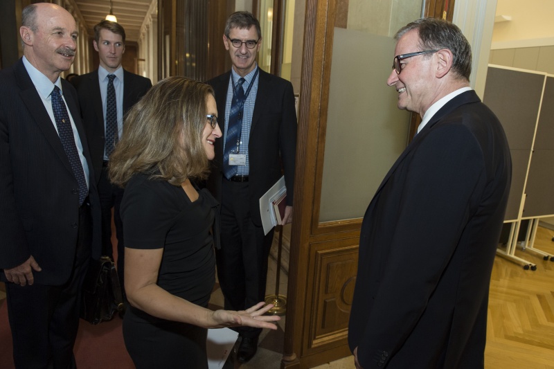 Von rechts: Zweite Nationalratspräsident Karlheinz Kopf (V) begrüßt Chrystia Freeland