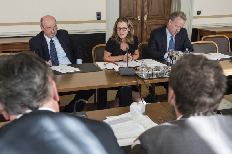 Aussprache. Von links: Botschafter von Kananda Mark Bailey, Kanadischen Ministerin für internationalen Handel Chrystia Freeland, CETA-Chefverhandler Steve Verheul