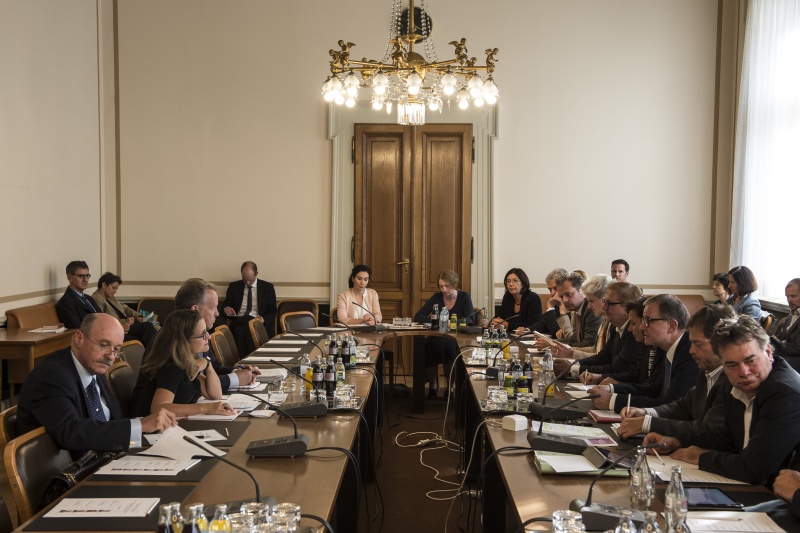 Aussprache. Rechte Tischhälfte von rechts: die Nationalratsabgeordneten Werner Kogler (G), Wolfgang Pirklhuber (G), Zweiter Nationalratspräsident Karlheinz Kopf (V), die Nationalratsabgeordneten Christoph Matznetter (S), Barbara Rosenkranz (F),  Walter Rauch (F), Josef Cap (S), Christine Muttonen (S). Linke Tischhälfte von links: Botschafter von Kananda Mark Bailey, Kanadischen Ministerin für internationalen Handel Chrystia Freeland, CETA-Chefverhandler Steve Verheul