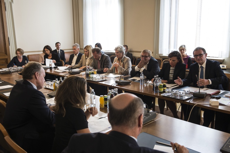 Aussprache. Von rechts: Zweiter Nationalratspräsident Karlheinz Kopf (V), die Nationalratsabgeordneten Christoph Matznetter(S), Barbara Rosenkranz (F), Walter Rauch (F), Claudia Angela Gamon (N), Josef Cap (S), Christine Muttonen (S), Parlamentsbedienstete