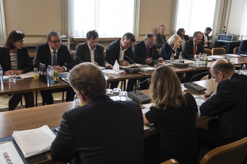 Aussprache. Von links: Veranstaltungsteilnehmerin, Zweiter Nationalratspräsident Karlheinz Kopf (V), die Nationalratsabgeordneten Wolfgang Pirklhuber (G),  Werner Kogler (G), Hermann Schultes (V), Angelika Winzig (V), Wolfgang Gerstl (V)