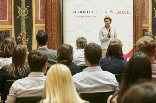Parlamentsvizedirektorin Susanne Janistyn-Novák begrüßt die VeranstaltungsteilnehmerInnen