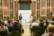 von rechts: Parlamentsvizedirektorin Susanne Janistyn-Novák,  Christof Rattinger Institut für Staats- und Verwaltungsrecht