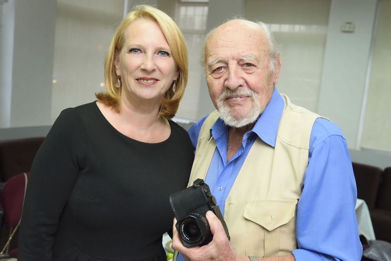 Nationalratspräsidentin Doris Bures (S) bei einem Treffen mit österreichischen Holocaust-Überlebenden im 'Klub'. Von links: Nationalratspräsidentin Doris Bures (S) und Fotograf David Rubinger