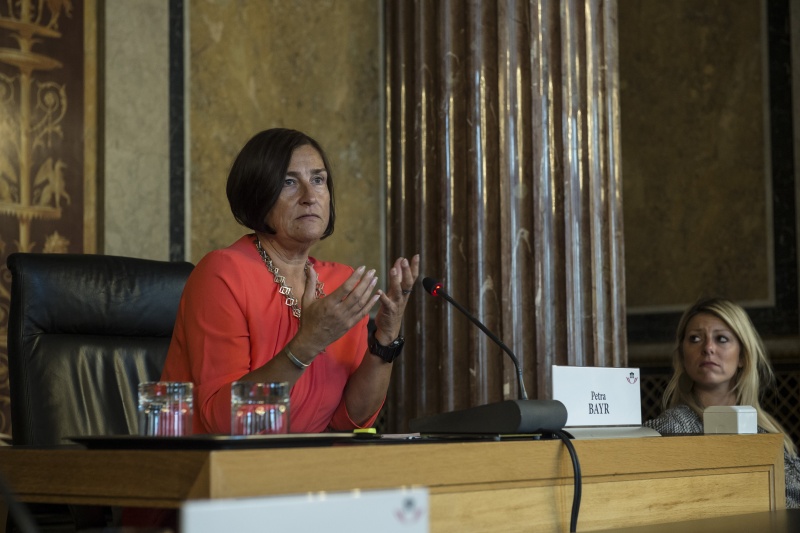 Von links: Nationalratsabgeordnete Petra Bayr (S) am Vorsitz,  Nationalratsabgeordnete Katharina Kucharowits (S)