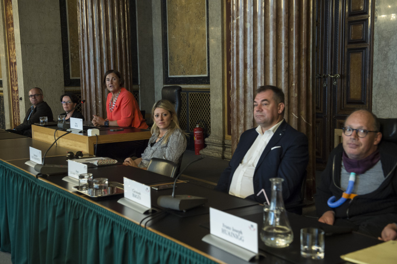 Von rechts: Die Nationalratsabgeordneten Franz-Joseph Huainigg (V), Christoph Hagen (T), Nationalratsabgeordnete Katharina Kucharowits (S), Nationalratsabgeordnete Petra Bayr (S), Nationalratsabgeordnete Tanja Windbüchler-Souschill (G), Referent Erwin Gartler (N)