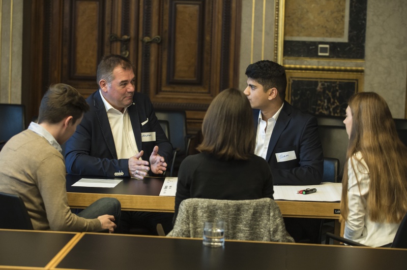 Nationalratsabgeordneter Christoph Hagen (T) (2. von links) in seiner Arbeitsgruppe