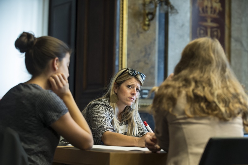 Nationalratsabgeordnete Katharina Kucharowits (S) mit ihrer Arbeitsgruppe