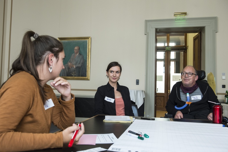 von rechts: Nationalratsabgeordneter Franz-Joseph Huainigg (V) in seiner Arbeitsgruppe