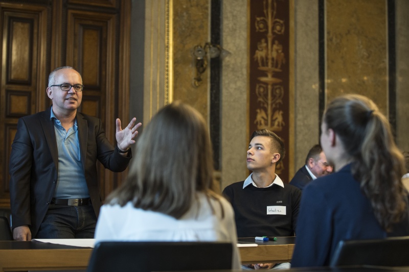 Referent Erwin Gartler (N) in seiner Arbeitsgruppe