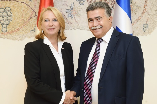 Von links: Nationalratspräsidentin Doris Bures (S) und der Vorsitzende der israelisch-österreichischen parlamentarischen Freundschaftsgruppe Amir Peretz