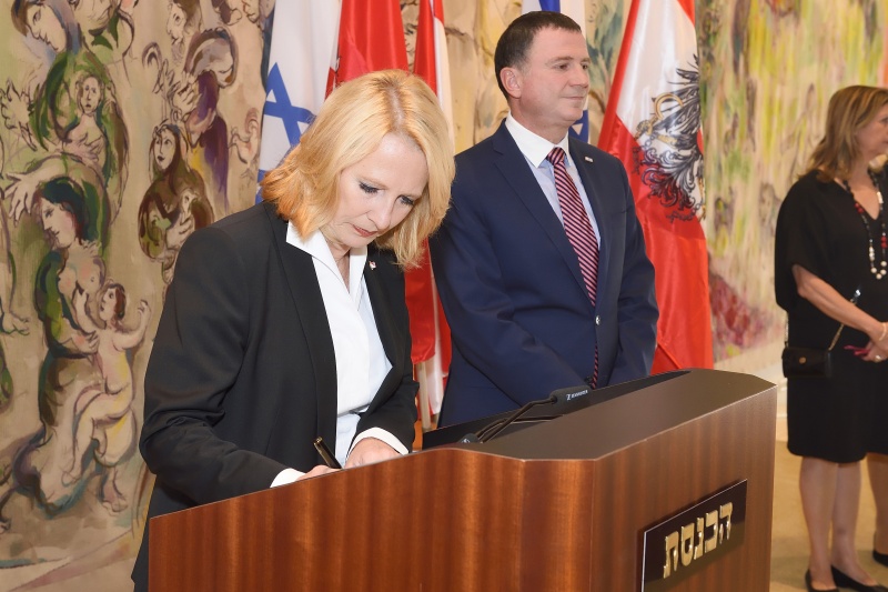 Nationalratspräsidentin Doris Bures (S) (links) beim Treffen mit dem Sprecher der Knesset Yuli Edelstein (rechts). Eintrag ins Gästebuch