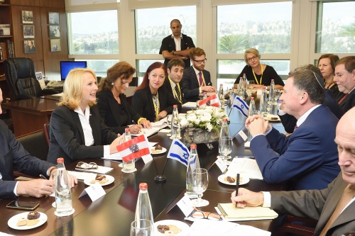 Aussprache zwischen Nationalratspräsidentin Doris Bures (S) (links) und dem Sprecher der Knesset Yuli Edelstein (2. von rechts)