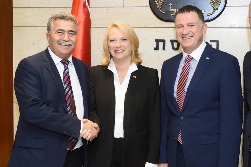 Von links: Amir Peretz, Vorsitzender der israelisch-österreichischen parlamentarischen Freundschaftsgruppe, Nationalratspräsidentin Doris Bures (S) und der Sprecher der Knesset Yuli Edelstein
