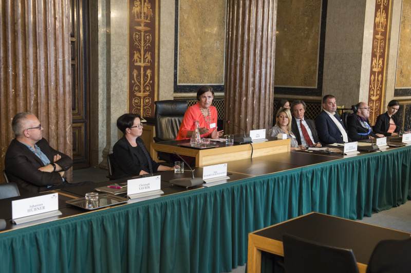Podium von links: Referent Erwin Gartler (N), Nationalratsabgeordnete Tanja Windbüchler-Souschill (G), Nationalratsabgeordnete Petra Bayr (S), Nationalratsabgeordnete Katharina Kucharowits (S), Sektionschef im Außenministerium Peter Launsky-Tieffenthal, Nationalratsabgeordneter Christoph Hagen (T), Nationalratsabgeordneter Franz-Joseph Huainigg (V)