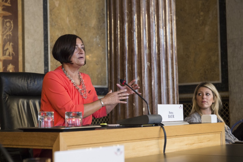 Nationalratsabgeordnete Petra Bayr (S) begrüßt die VeranstaltungsteilnehmerInnen