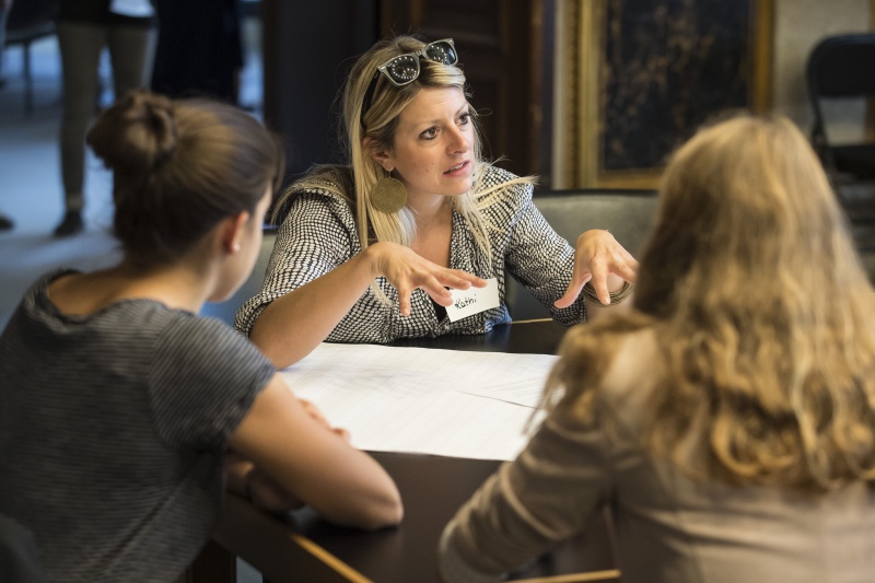 Nationalratsabgeordnete Katharina Kucharowits (S) mit ihrer Arbeitsgruppe