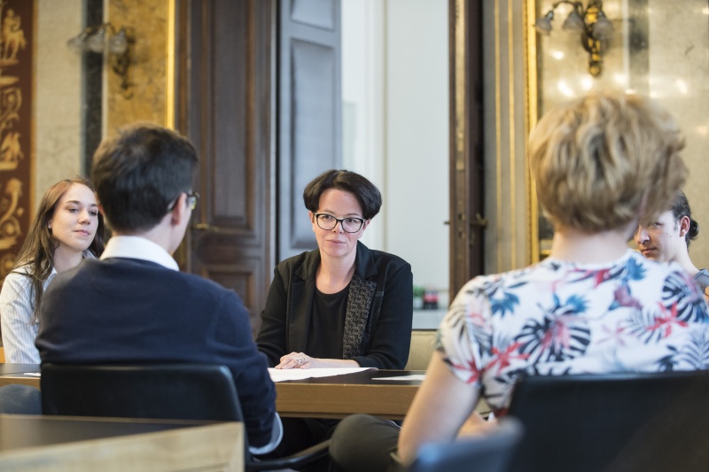 Nationalratsabgeordnete Tanja Windbüchler-Souschill (G) mit ihrer Arbeitsgruppe