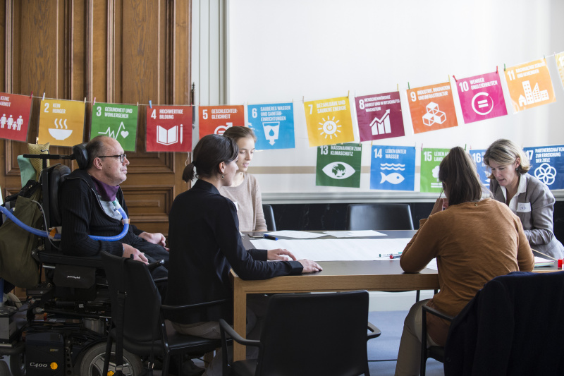 Nationalratsabgeordneter Franz-Joseph Huainigg (V) mit seiner Arbeitsgruppe