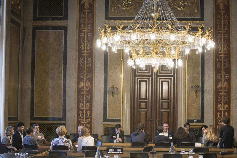 Blick Richtung VeranstaltungsteilnehmerInnen. Zwei Arbeitsgruppen bei der Diskussion