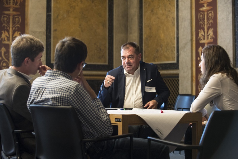 Nationalratsabgeordneter Christoph Hagen (T) mit seiner Arbeitsgruppe