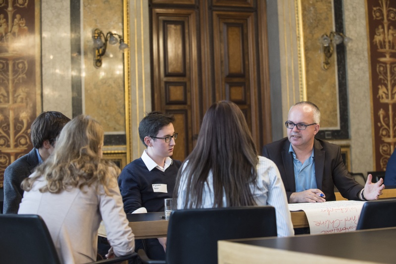 Von rechts: Referent Erwin Gartler (N) mit seiner Arbeitsgruppe