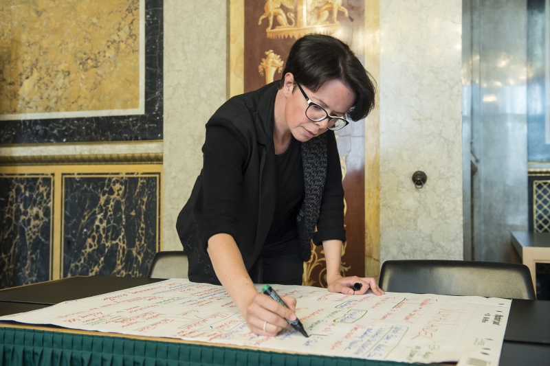 Nationalratsabgeordnete Tanja Windbüchler-Souschill (G) bereitet die Arbeitsergebnisse für ihre Präsentation vor