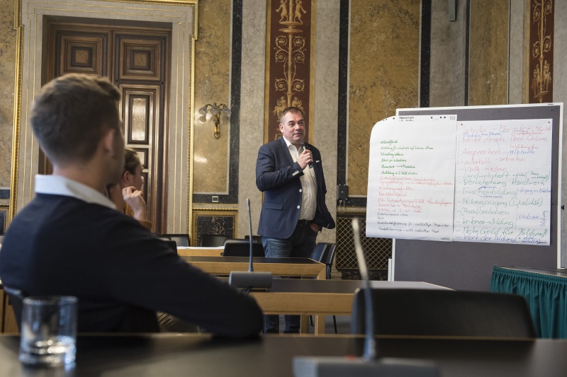 Nationalratsabgeordneter Christoph Hagen (T) präsentiert die Arbeitsergebnisse seiner Gruppe