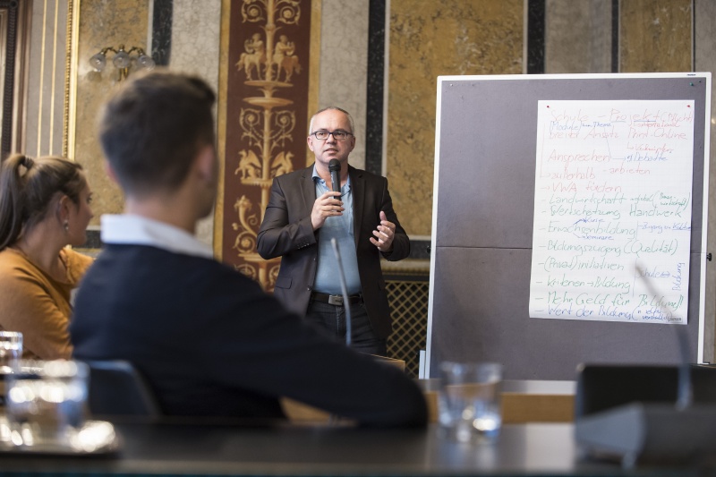Referent Erwin Gartler (N) präsentiert die Arbeitsergebnisse seiner Gruppe